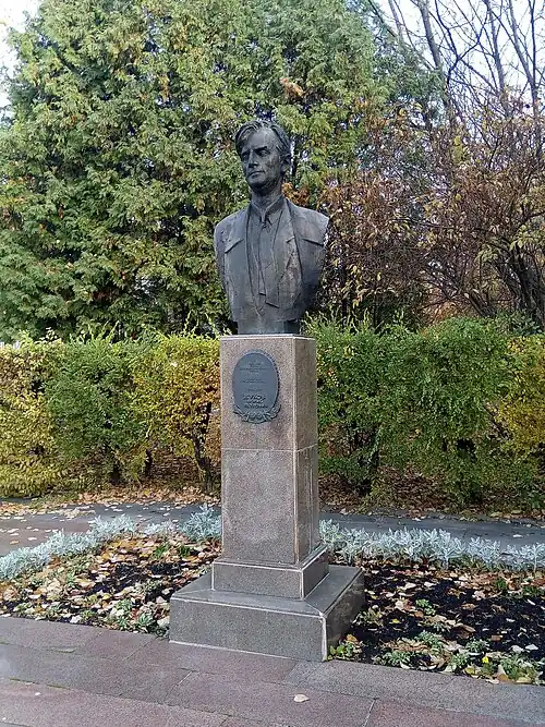 Бюст академика Жукова в городе Дзержинском.
