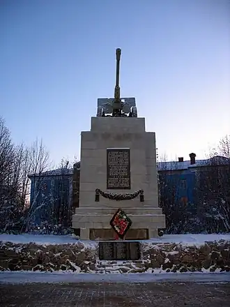 Памятник воинам 6-й Героической комсомольской батареи 143-го артиллерийского полка 14-й стрелковой дивизии в Мурманске.6-я артиллерийская батарея героически погибла в сентябре 1941 года, ведя бои в окружении на рубеже Западной Лицы в составе 2-го артиллерийского дивизиона (4-я, 5-я и 6-я батареи) 143-го артиллерийского полка.