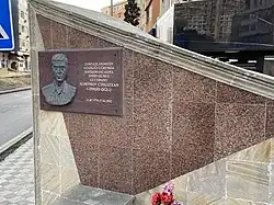 Памятник участнику Первой карабахской войны шахиду Чингизхану Керимову на одноимённой улице в Ахмедли