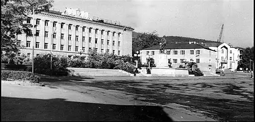 Архитектурный ансамбль центральной площади Степанакерта&nbsp;— правительственная трибуна, смотровая площадка и постамент памятника Ленину