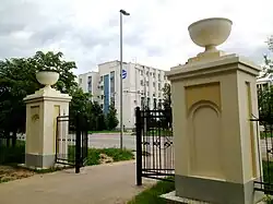 Входная группа со стороны ул. Дементьева