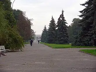 Аллея парка (на заднем плане Городской ДК)