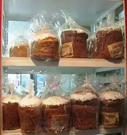 Паски (куличи) на Феофановском рынке Киева, 2011 год