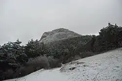 Вид с перевала МАН на запад на скалу Пахкал-Кая.