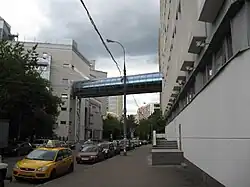 Стеклянный пэдвей между зданиями офисов Московского метрополитена над улицей Гиляровского, Москва