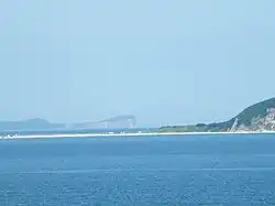 Узкий песчаный перешеек, вдали видна соседняя бухта, расположенная севернее залива Владимира