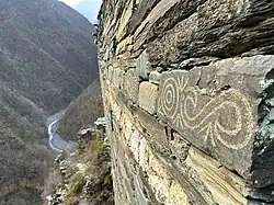 Петроглифы на башне Васеркел