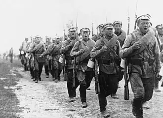 Стрелковое подразделение РККА на марше, в походном строю, с песней. 1920 год