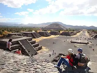 Пирамида Солнца и Дорога Мёртвых, Теотиуакан, вид с пирамиды Луны