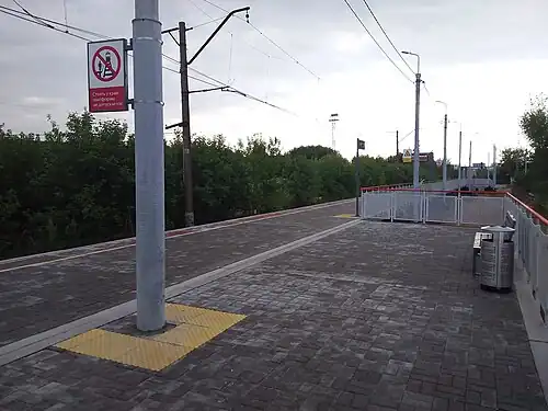 Середина платформы, у кассового павильона