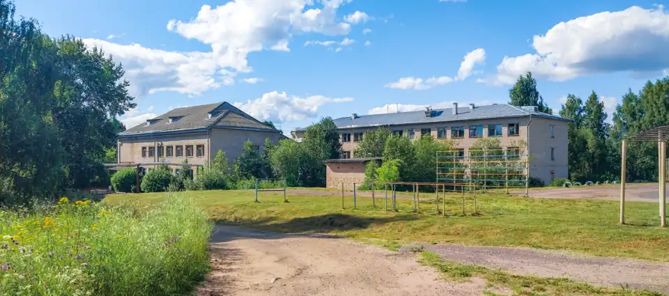 Здание средней школы (вид сзади)