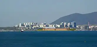 Реконструкция крепости на фоне современного Новороссийска