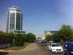 Походный проезд. Слева — высокое здание налоговой инспекции