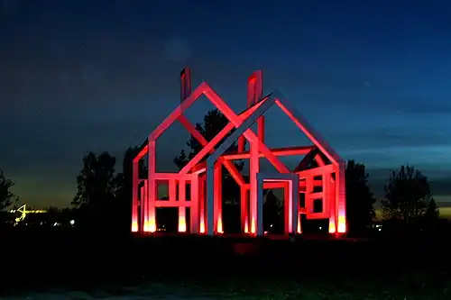 Призрачный дом. Ночная подсветка