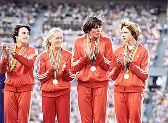 Нина Зюськова вторая справа