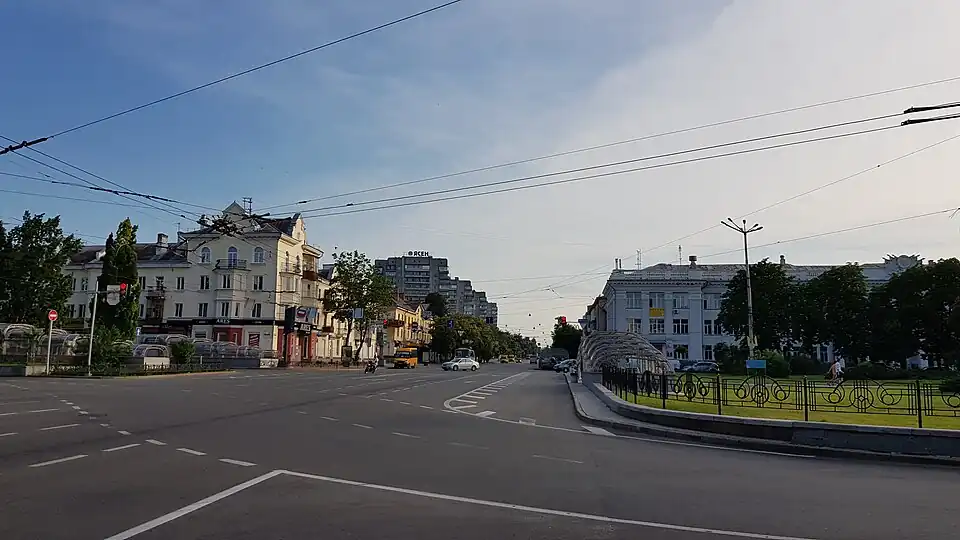 в направлении площади Победысправа главный почтамт