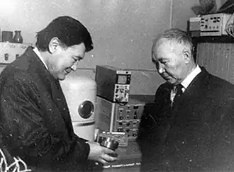 Профессоры К.&nbsp;К.&nbsp;Кадыржанов и А.&nbsp;К.&nbsp;Жетбаев в институте ядерной физики