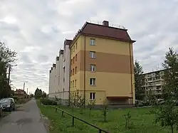 Дом №43 по Сапёрной улице (фактически стоит вдоль Комсомольской улицы — на снимке она слева)