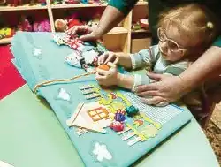 Работа с тактильной книгой в Центре ранней интервенции