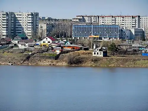 Жилые дома у пруда