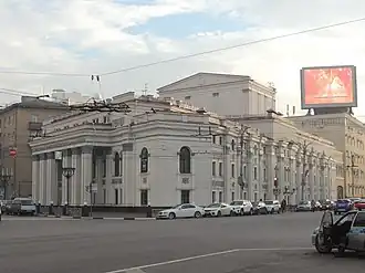 Вид на здание театра с площади Никитина