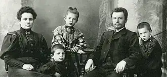 С женой Елизаветой Александровной и детьми: Александром, Еленой, Николаем (рядом с отцом). 1908