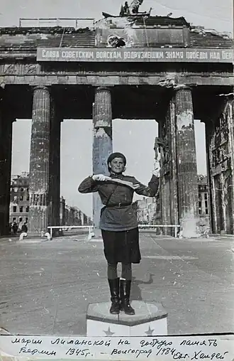 На фотографии Евгения Халдея в мае 1945 года у Бранденбургских ворот в Берлине