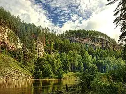 Скалистый уступ у реки Ай