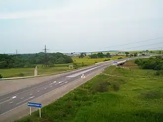 Мост через реку Бакарасьевка вблизи транспортной развязки Владивосток (→), Хабаровск (↑), Арсеньев (↗) и Михайловка (↓).Перед мостом налево дорога к селу Некруглово.