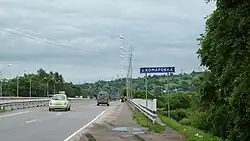 43°46′49″ с. ш. 131°57′35″ в. д.HGЯOУссурийск, мост за перекрёстком ул. Краснознамённая и Агеева, примерно в 200 м ниже слияния Комаровки и Раковки, на дорожном знаке надпись «р. Комаровка».Впереди — пос. Сахзавода, Владивостокское шоссе, над посёлком возвышается Хенина сопка.