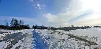 Панорама деревни. Справа&nbsp;— пойма реки Псижа