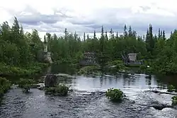 Руины недостроенного железнодорожного моста через Кицу