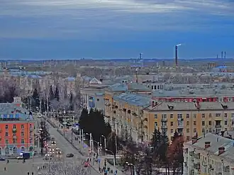 Вид на начало проспекта Ленина (перекресток с улицей Свободы). В центре&nbsp;— клубный комплекс «Авиатор», перед ним&nbsp;— 6-этажный дом №&nbsp;146