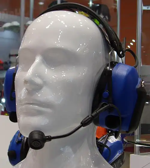 Радиосвязь наушников с активным шумоподавлением.