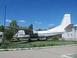 Самолёт АН-24Б у старого здания Аэропорта