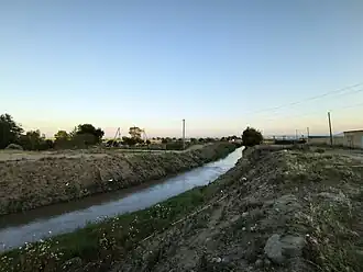 Вид на Самур-Дербентский канал около села Нижний Джалган летом 2024 года