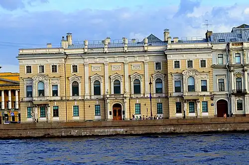Дом Громова. Фасад, выходящий на Дворцовую набережную