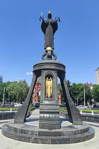 Памятник святой Екатерине в Краснодаре. Надпись гласит: «Святая великомученица Екатерина покровительница Екатеринодара»