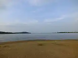 Направо&nbsp;— протока Иннокентьевская и выход в основное русло Амура, налево&nbsp;— протока Хоринская.