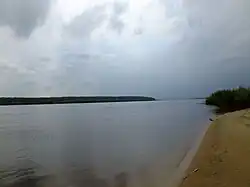 Вверх по Челнинской протоке, вдали&nbsp;— основное русло Амура.