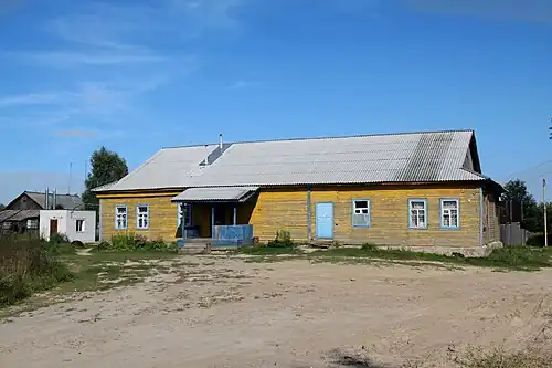 Сельский клуб и библиотекав деревни Колесниково