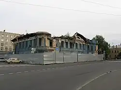 Улица проходит за особняком (серая пятиэтажка стоит как раз на ней)