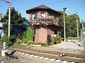 Здание дежурного по переезду летом 2013 г.