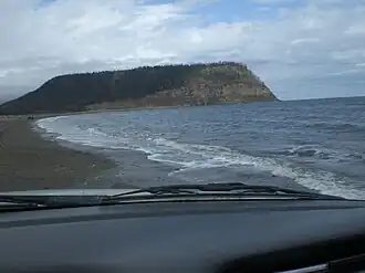 Береговая линия бухты Сизиман. На заднем плане мыс Нитуси