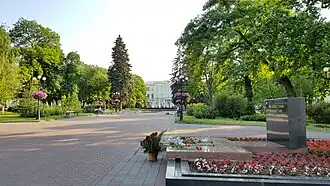 вид на сквер со стороны Красной площади,справа — братская могила советских воинов,прямо — фонтан и на заднем плане здание городского банка