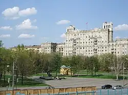 Сквер им. космонавта Волкова. На заднем плане дом 2/1 по 1-му Новоподмосковному переулку.