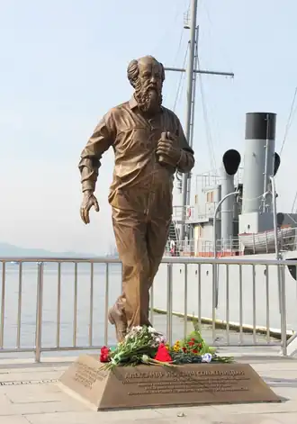 Скульптура А. И. Солженицына на Корабельной набережной во Владивостоке. (2015)