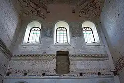 Остатки фресковой живописи на северной стене средней части храма