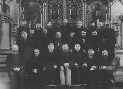 Священник Василий Игумнов с членами приходского совета и прихожанами церкви, 1930-е.