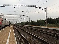 Вид в сторону четной горловины станции и железнодорожного переезда